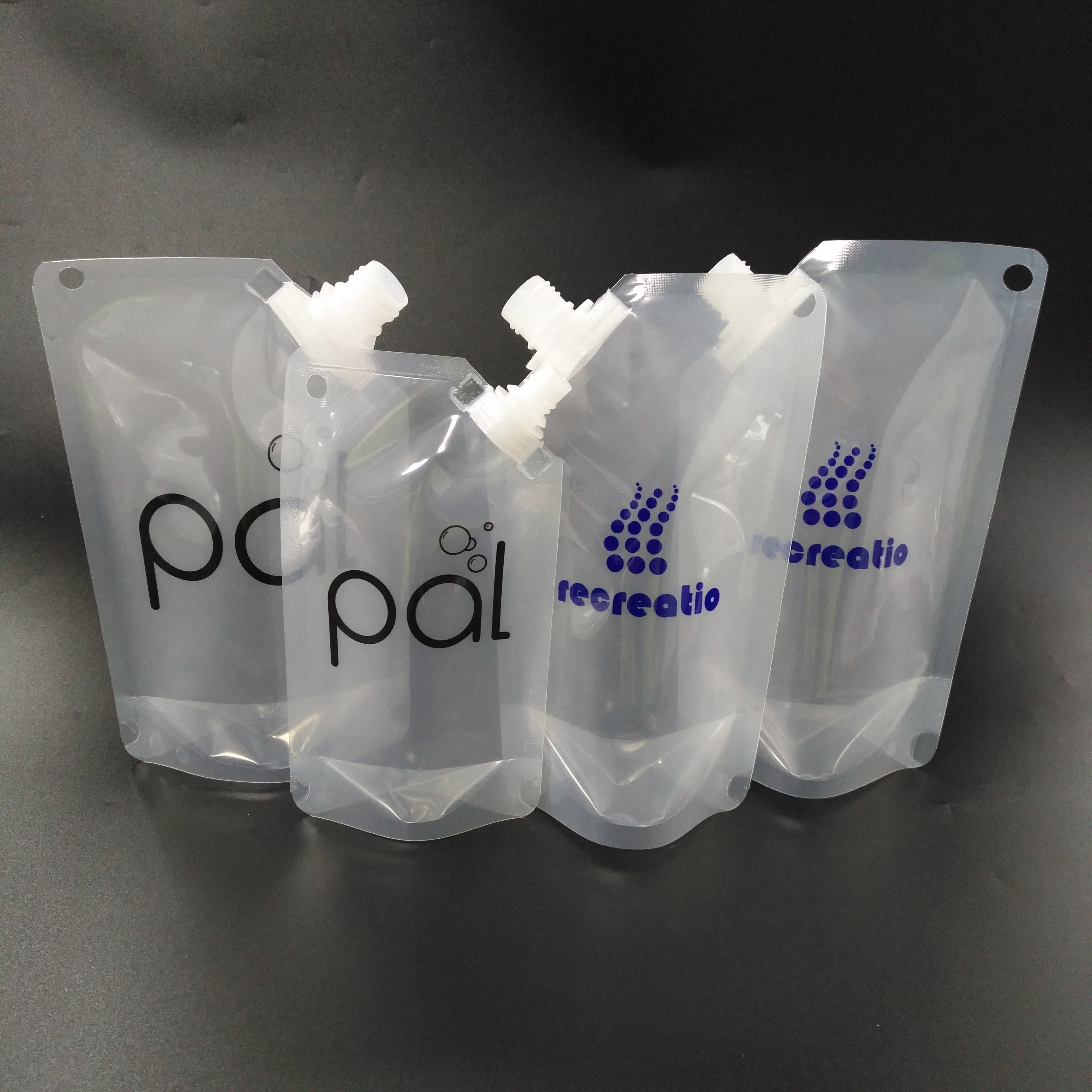 La bevanda trasparente 1000ml di forte sigillamento sta sui sacchetti
