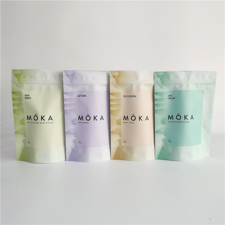 Stia sull'ente a chiusura lampo del sacchetto sfregano la borsa d'imballaggio per sale da bagno con stagnola dentro