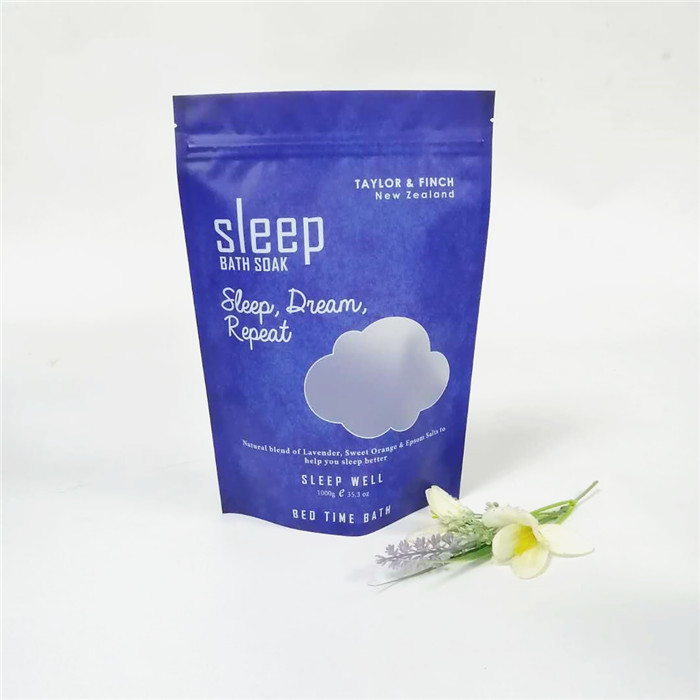 Il corpo sfrega sta sulla borsa del di alluminio con la chiusura lampo per il sale rosa di essention