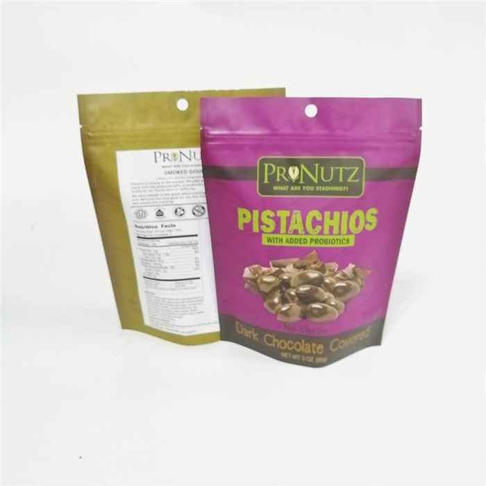 i dadi del laminato plastico insaccano l'imballaggio dell'anacardio stanno sulle borse