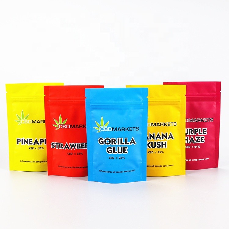 L'erbaccia risigillabile CBD VMPET 180mic Mylar sta sul sacchetto