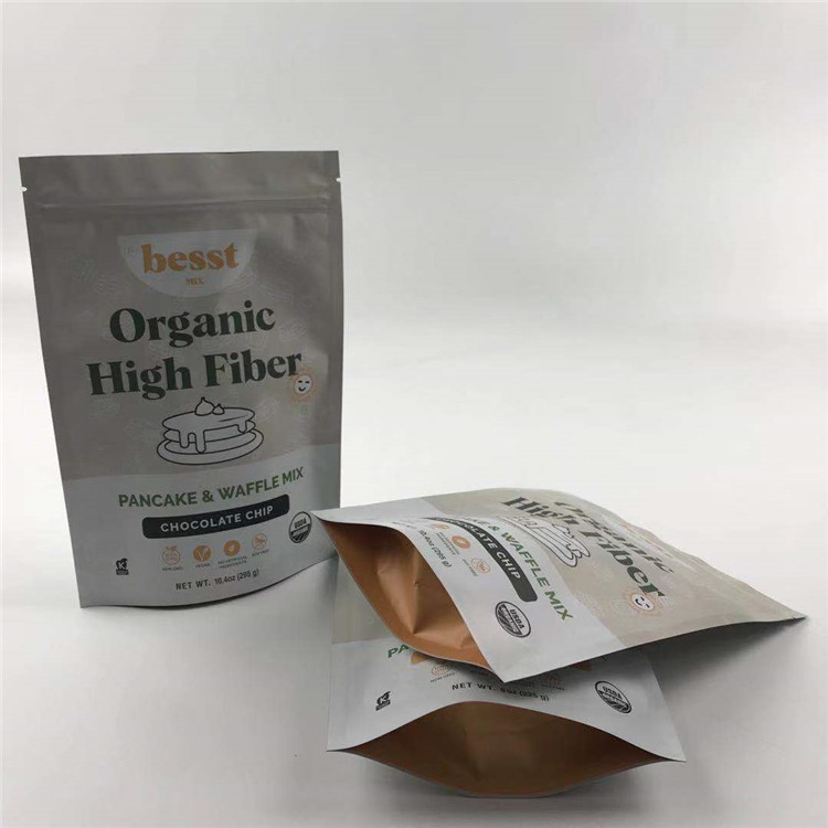 Stia sul sacchetto della chiusura lampo con la finestra Doypack per i frutti asciutti