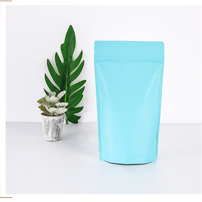 Il corpo sfrega il foglio di alluminio di plastica sta sul sacchetto con la chiusura lampo