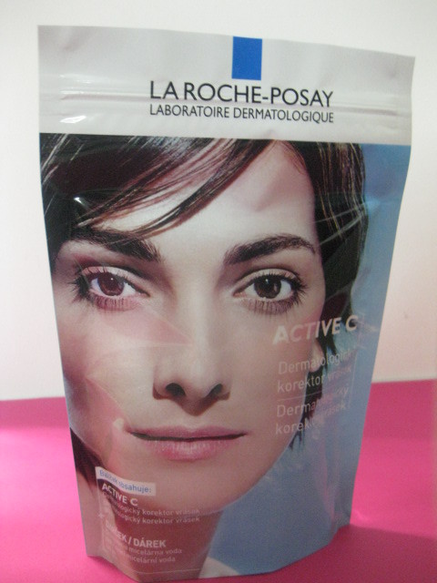 L'imballaggio cosmetico dei sacchetti di plastica di stampa corrisponde su a La Roche Posay