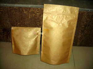 L'oro pieno della borsa di PrintingPlastic laminato chiusura lampo del di alluminio sta sul rivestimento opaco