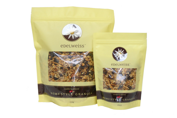 Il tè giallo sta sul rivestimento lucido del sacchetto con finestra a chiusura lampo/chiara