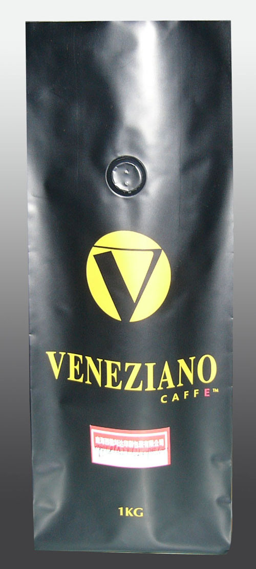 Le bustine di tè argentee della chiusura sottovuoto che imballano il rivestimento opaco stanno su con la valvola di degassamento