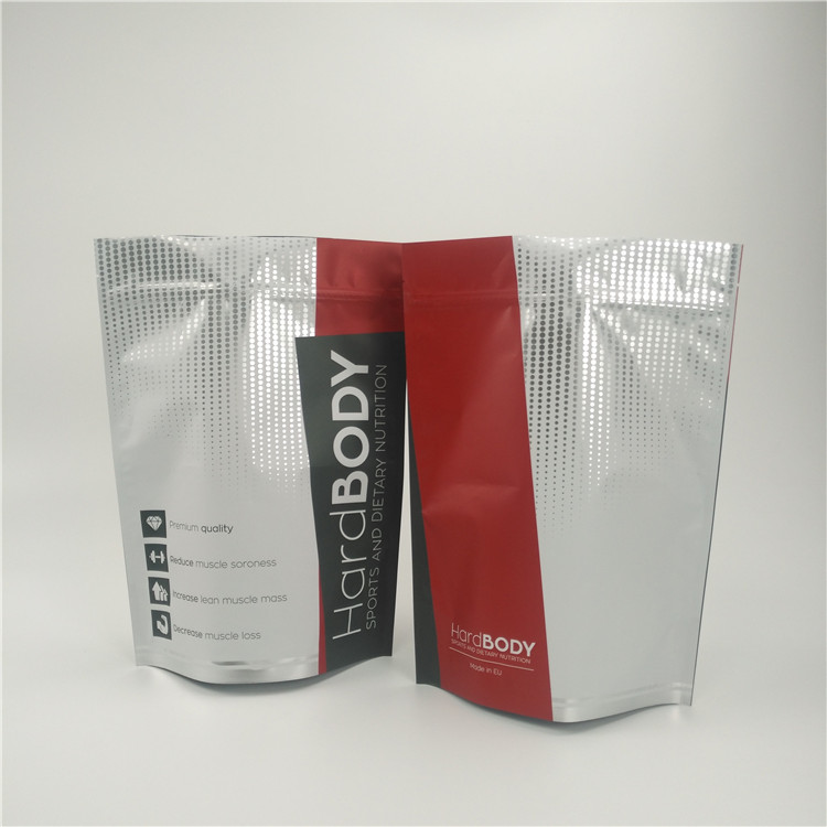 I sacchetti di plastica della cannabis che imballano l'alimento stanno sulla borsa della chiusura lampo